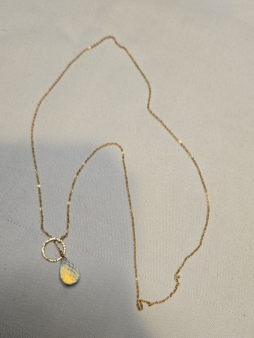 Gold Tone Lariat Necklace Iridescent Blue Teardrop Bead Circle 20" - Picture 3 of 3